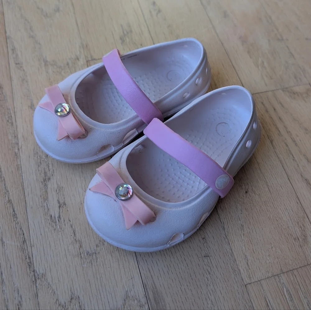 CROCS Kids Shoes with Pink Straps and Bows Size 4